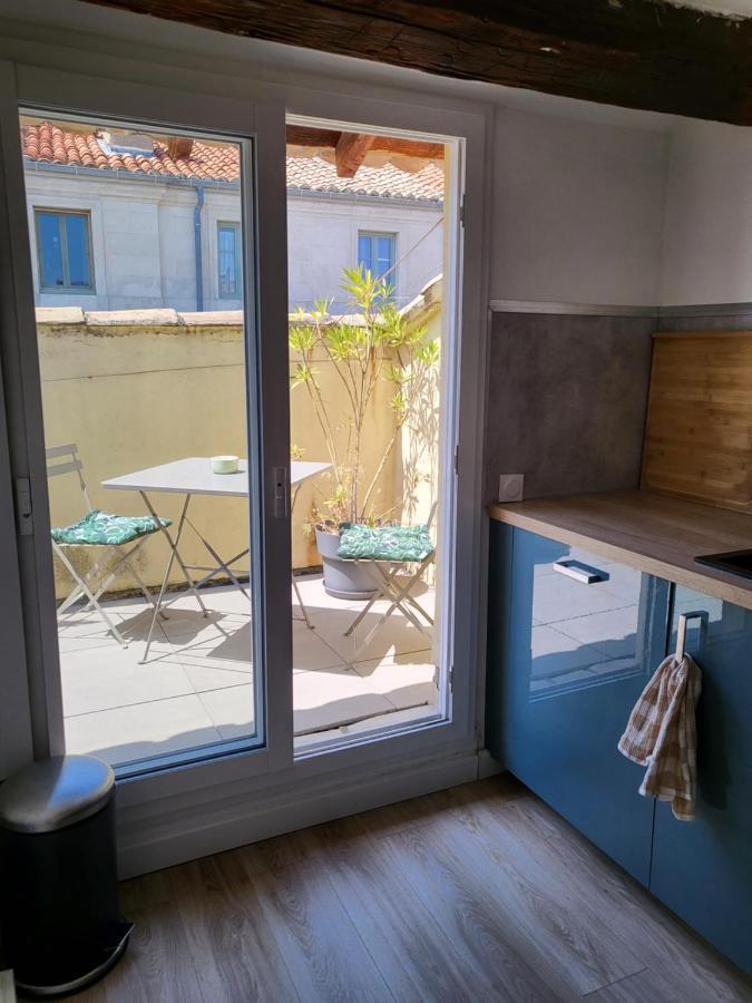 La Dolce Vita Nimoise Terrasse 100 M Des Arenes Nimes Bagian luar foto